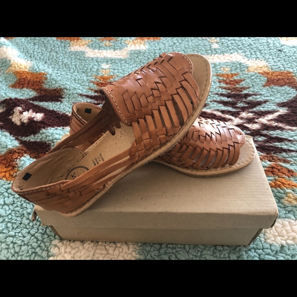 Brown huaraches